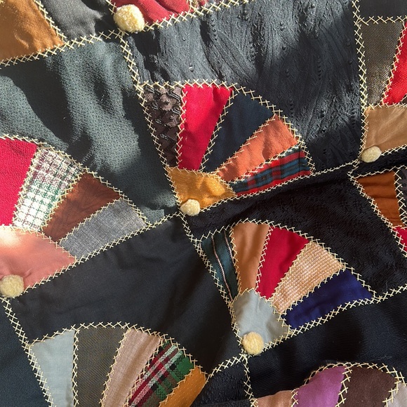 Beautiful hand sewn quilt. Every part is hand sewn including the binding. - Picture 3 of 14